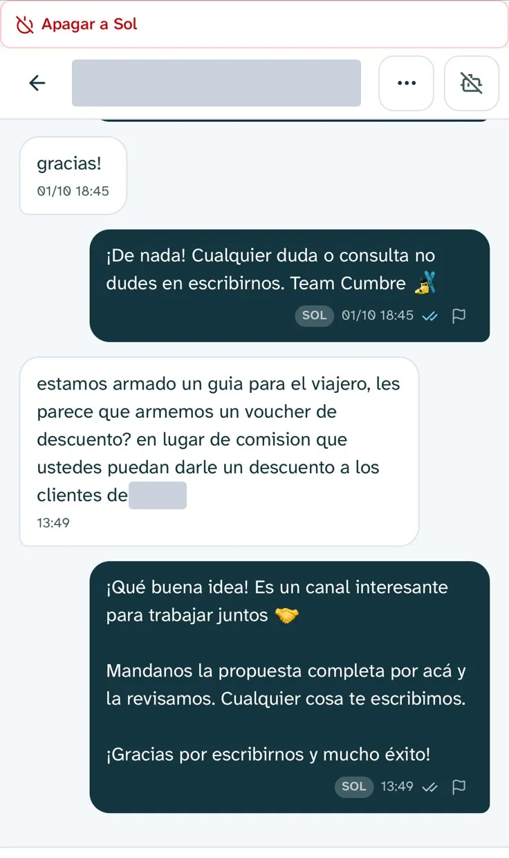 Conversación de WhatsApp atendida por Sol, el agente de IA, en el celular